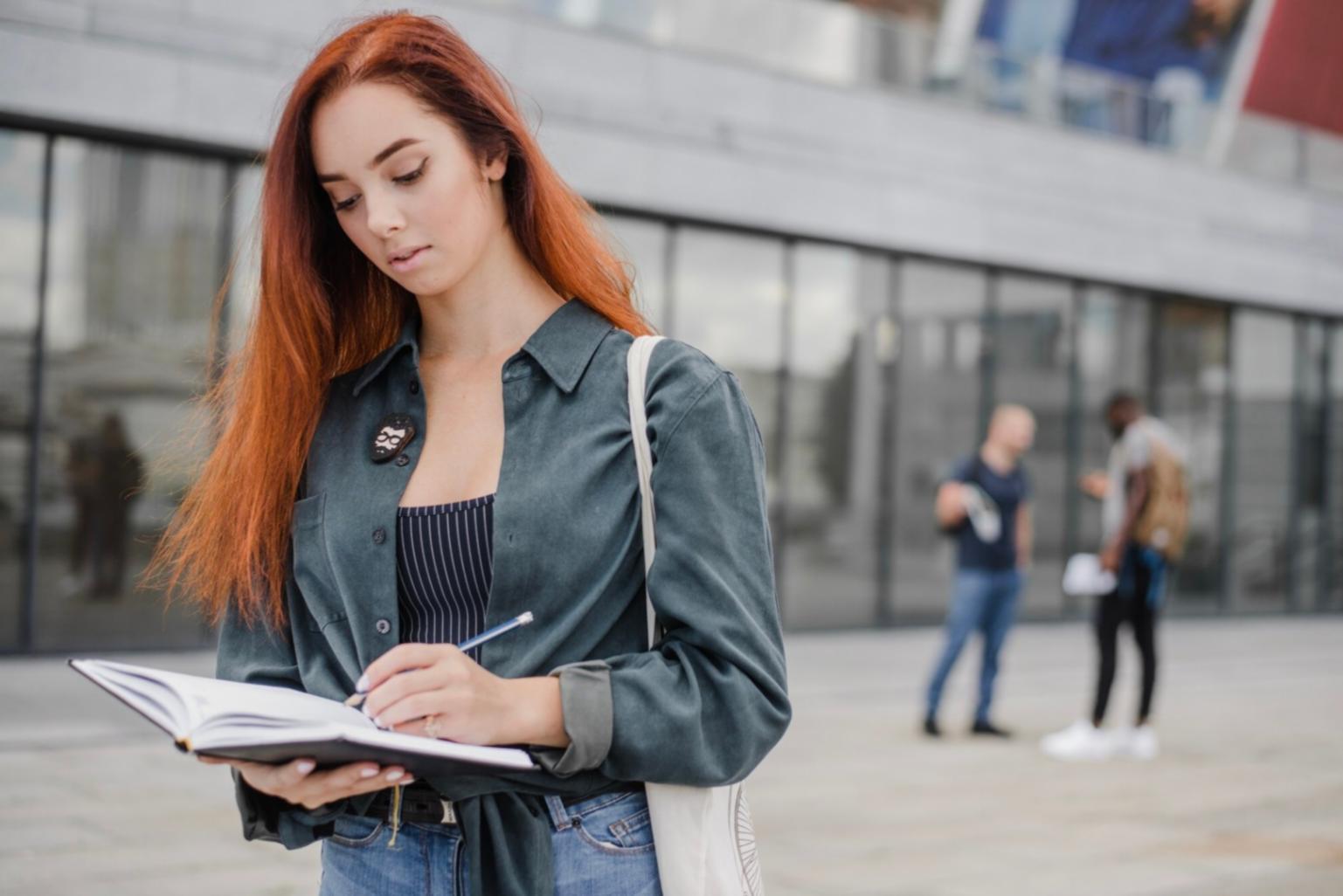 Équipe nexorivathule travaillant sur des concepts d'éducation financière
